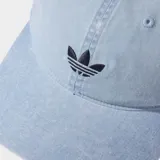 Gorra de béisbol Adidas con efecto lavado, confeccionada en sarga de algodón color celeste. Presenta el logo del Trifolio bordado en la parte frontal y cierre ajustable con anillos en forma de D en la parte trasera.
