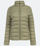 Campera puffer de poliamida color verde oliva, con cuello alto, cierre frontal y diseño acolchado horizontal.