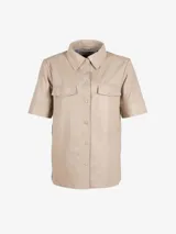 Camisa color beige de cuero de cordero con corte recto, cuello camisero, mangas cortas con dobladillo, cierre frontal con botones a presión y dos bolsillos de parche en el pecho.