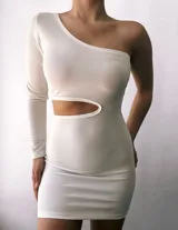 Minivestido blanco de manga larga con un solo hombro y abertura en la cintura.