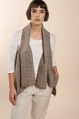 Chaleco marrón con solapas color crema y terminación en crochet.