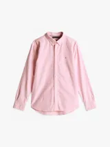 Camisa de corte regular Tommy Hilfiger elaborada en puro algodón Oxford, de color rosado con un sutil diseño de rayas verticales. Presenta cuello con botones, puños redondeados con botón y el logo bordado en el pecho.