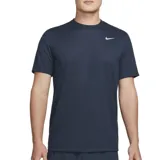 Remera Nike de hombre, color azul marino, de corte clásico y mangas cortas. Cuenta con tecnología Dri-FIT y logo de la marca estampado en el pecho.