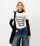 Remera blanca de algodón con cuello redondo y manga corta, con estampa frontal localizada inspirada en el estilo napoleónico en color negro.