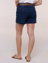 Short de algodón color beige, con pretina con pasadores, botón y cierre, bolsillos delanteros y bolsillos traseros abotonados. Incluye cinturón trenzado marrón.
