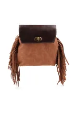 Mochila de cuero con solapa superior en color marrón oscuro y cuerpo en color tostado, decorada con flecos laterales y cierre metálico giratorio.