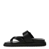 Sandalias planas Miss Carol modelo Solara de color negro, con diseño de tiras cruzadas y hebilla metálica decorativa dorada en el empeine.