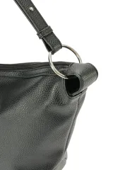Cartera tipo bolso hobo de cuero sintético negro con textura granulada, asa de hombro ajustable y detalle de tira frontal con hebilla metálica plateada. Cierre superior con cremallera.