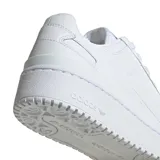 Championes Adidas modelo Forum Bold, de diseño clásico con plataforma, color blanco total, con el logo de la marca grabado en el lateral y en la suela.