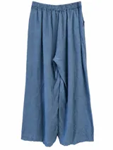 Pantalón ancho de lino color azul jean, de tiro alto con cintura elástica fruncida y diseño fluido, con detalle de botones en los tobillos.