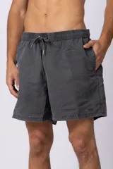 Short de baño de corte clásico con cintura elástica y cordón ajustable. Presenta un acabado efecto lavado vintage, bolsillos laterales y un pequeño logo bordado en la parte inferior.
