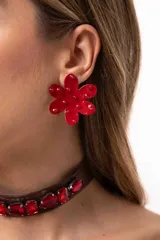 Aro en forma de flor color rojo, con acabado esmaltado y detalle de pequeñas mostacillas aplicadas sobre la superficie.