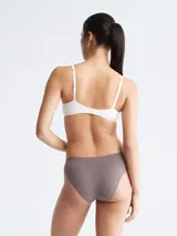 Bombacha Calvin Klein modelo Bonded Flex, color gris topo, de microfibra suave, con cintura elástica y logo tonal.