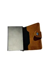 Billetera de cuerina color marrón con cierre de botón a presión. Incluye un compartimento metálico para tarjetas con sistema de expulsión.