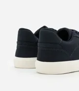 Championes casuales de caña baja con cierre de cordones, confeccionados en lona de algodón con suela de goma vulcanizada.