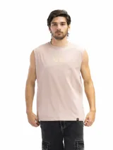 Musculosa de corte oversized color beige, confeccionada en algodón, con cuello redondo y estampado floral pequeño en el centro del pecho.