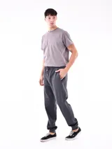 Pantalón de jogging gris melange con cintura ajustable con cordón y bolsillos laterales.