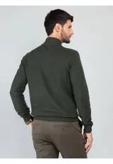 Sweater de punto color azul marino, con cuello alto y cierre frontal parcial de botones. Presenta puños y ruedo acanalados.