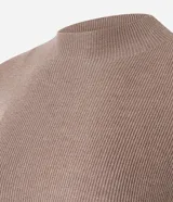 Suéter negro de corte ajustado, confeccionado en punto canalé con diseño de manga larga y cuello alto tipo Perkins. Presenta una textura acanalada que se adapta cómodamente a la silueta.