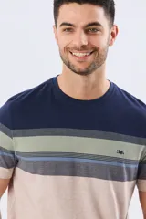 Remera de manga corta con diseño de franjas horizontales en tonos de gris, azul y beige, con escote redondo y pequeño bordado en el pecho.