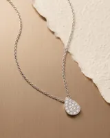 Collar de acero con cadena fina y dije en forma de gota completamente pavimentado de circonias.