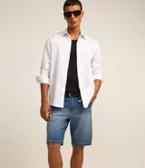 Bermuda masculina de jean color celeste, corte slim, con dobladillo y bolsillos. Marca Marfinno.