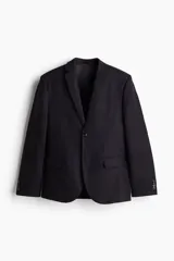 Blazer negro de lino liviano con solapas de muesca finas y ojal decorativo. Presenta botonadura sencilla con dos botones, bolsillo superior, bolsillos delanteros con solapa y dos bolsillos interiores. Tiene botones decorativos en los puños y abertura doble en la parte trasera. Corte ajustado y forrado.