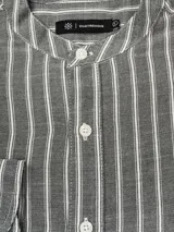 Camisa de manga larga de Cuatroases, de corte clásico con cuello mao y cierre frontal de botones, con patrón de rayas verticales.