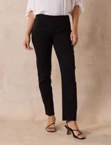 Pantalón celeste en gabardina elastizada marca Zac & Rachel. Pretina ancha con faja interna modeladora. Largo de pierna con costura frontal pespunteada. Trasera con bolsillos ojal simulados.