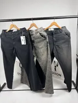 Pantalón de jean negro de corte ancho y tiro medio.