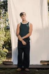 Musculosa de tejido waffle color verde british con cuello y sisas ribeteadas en blanco. Presenta un pequeño bordado en el frente.