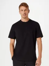 Camiseta marrón de corte recto y mangas cortas.