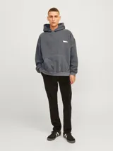 Hoodie gris con capucha, manga larga y calce oversize.