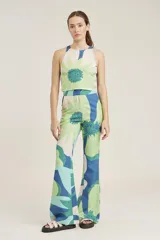 Blusa sin mangas con cuello redondo y estampado geométrico en tonos marrón, verde lima y blanco.