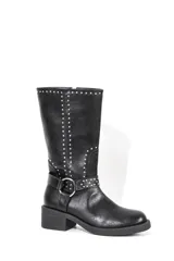 Bota de caña media color marrón con detalle de tachas plateadas en el borde superior y en la correa con hebilla que rodea el tobillo. Tiene taco bajo y punta redondeada.