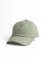 Gorro deportivo tipo jockey color verde militar, con visera curva y un pequeño logo bordado en el frente.