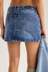 Minifalda de denim negro con tiro bajo, corte recto y bolsillos funcionales.