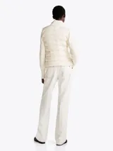 Campera Tommy Hilfiger con cuerpo acolchado de plumón y mangas de punto a contraste. Presenta cuello levantado, cierre frontal de cremallera, puños de punto canalé y dos bolsillos laterales con cremallera.
