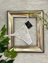 Pack de tres microtangas de encaje con diseño floral, laterales regulables y terminaciones delicadas.