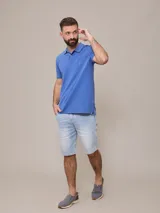 Bermuda de jean elastizado azul claro, con bolsillos delanteros y traseros.