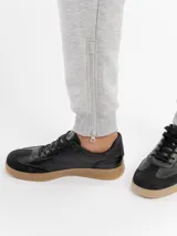 Pantalón de jogging de felpa color gris melange, con corte ajustado, cintura elástica con cordón de ajuste y bolsillos laterales con cierre.