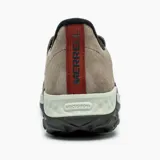 Zapato tipo slip-on Merrell modelo Jungle Moc 2.0, confeccionado en ante de cerdo color marrón. Presenta diseño sin cordones con paneles elásticos laterales para facilitar el calce, entresuela de espuma EVA y suela Vibram de alto rendimiento.