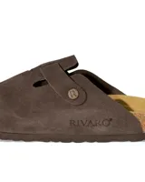 Zuecos de estilo mule marca Rivaro, confeccionados en cuero gamuzado color marrón moca. Presentan una tira ajustable con hebilla metálica grabada con el logo de la marca y una suela anatómica de corcho y látex.