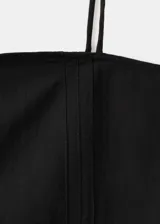 Top negro de corte recto y diseño corto, con escote recto, tirantes finos y detalles de costuras verticales con inserción semitransparente.