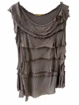 Musculosa marrón chocolate de diseño drapeado con múltiples volados superpuestos y bordes deshilachados.