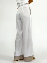 Pantalón de lino color fucsia, de corte palazzo y tiro alto.