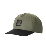 Gorra de cinco paneles con corona media y visera curva. Presenta cuerpo en color verde oliva y visera en color negro, con un parche rectangular negro en el frente que incluye un gráfico de globo terráqueo y texto en color dorado.