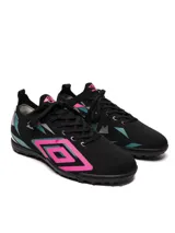 Championes de fútbol Umbro, color negro con detalles en fucsia, turquesa y plateado. Diseño con cordones y suela de goma para césped artificial.
