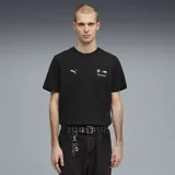 Remera de algodón negra con cuello redondo y mangas cortas. Presenta el logo de Puma en el lado derecho del pecho y el emblema de BMW Motorsport en el lado izquierdo.