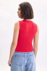 Top de punto sin mangas color rojo, de corte ajustado y cuello redondo.
